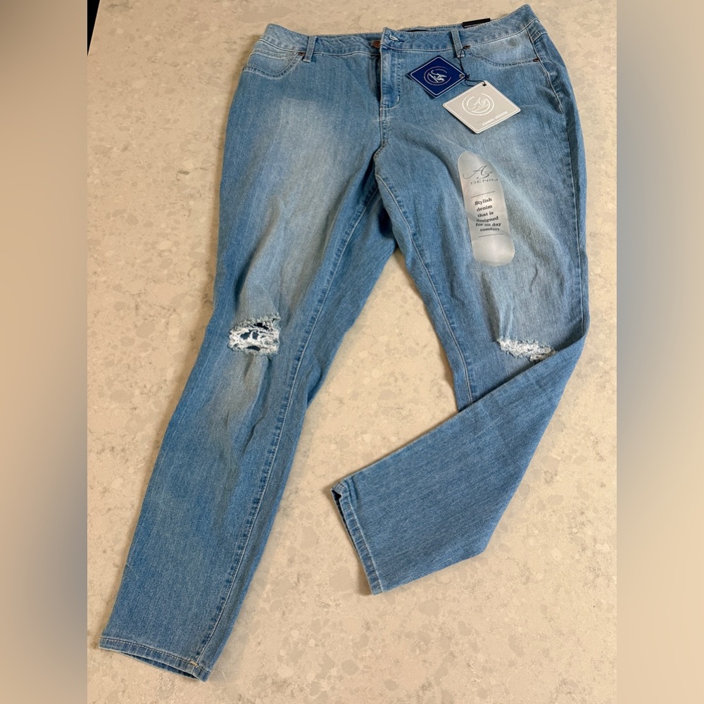 A3 Women’s Skinny Jeans Size 18 NWT. Light Wash